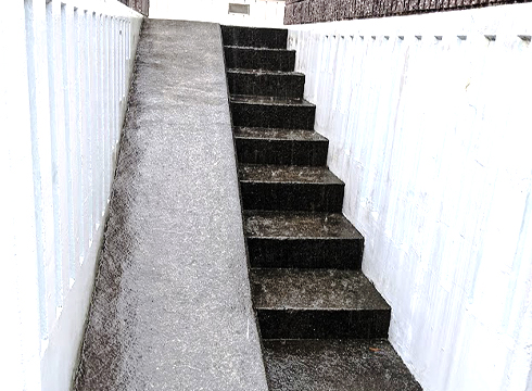 外装の階段はコンクリートのスロープで手すりもなく危険です。