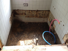浴槽の下部分も撤去完了です。給排水設備も忘れません！！
