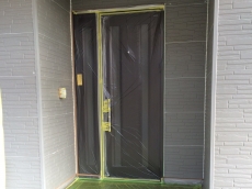 玄関ドアも塗料が着かないようにしっかり養生しています。