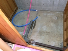 配管を新しくしました。青が給水、ピンクが給湯です。