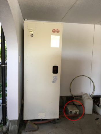 施工前の電気温水器です。右下の四角い箱は加圧ポンプです。エコタイプの給湯器は水圧が下がるので、それを補うためのポンプになります。