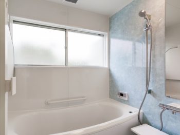 お風呂は広々快適に！壁パネルはブルーですっきり、転倒防止の手すりも付けました。
