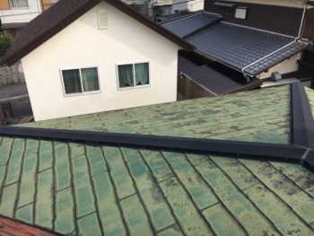屋根は雨風による経年劣化で汚れが目立ちます。