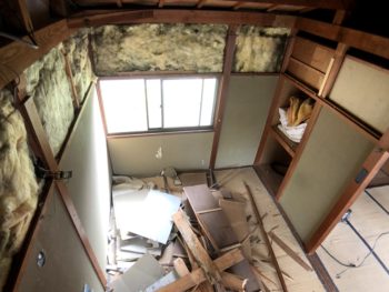 施工開始です。まずは古くなった壁や天井を解体していきます。