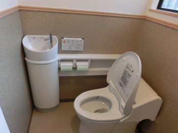 施工後のトイレです。TOTOのGG1になります。 手洗いカウンターもとってもオシャレですね♪