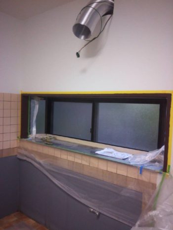 吊戸をつけるために一部切り取られていた窓枠を補修してペンキでキレイに塗装しました。